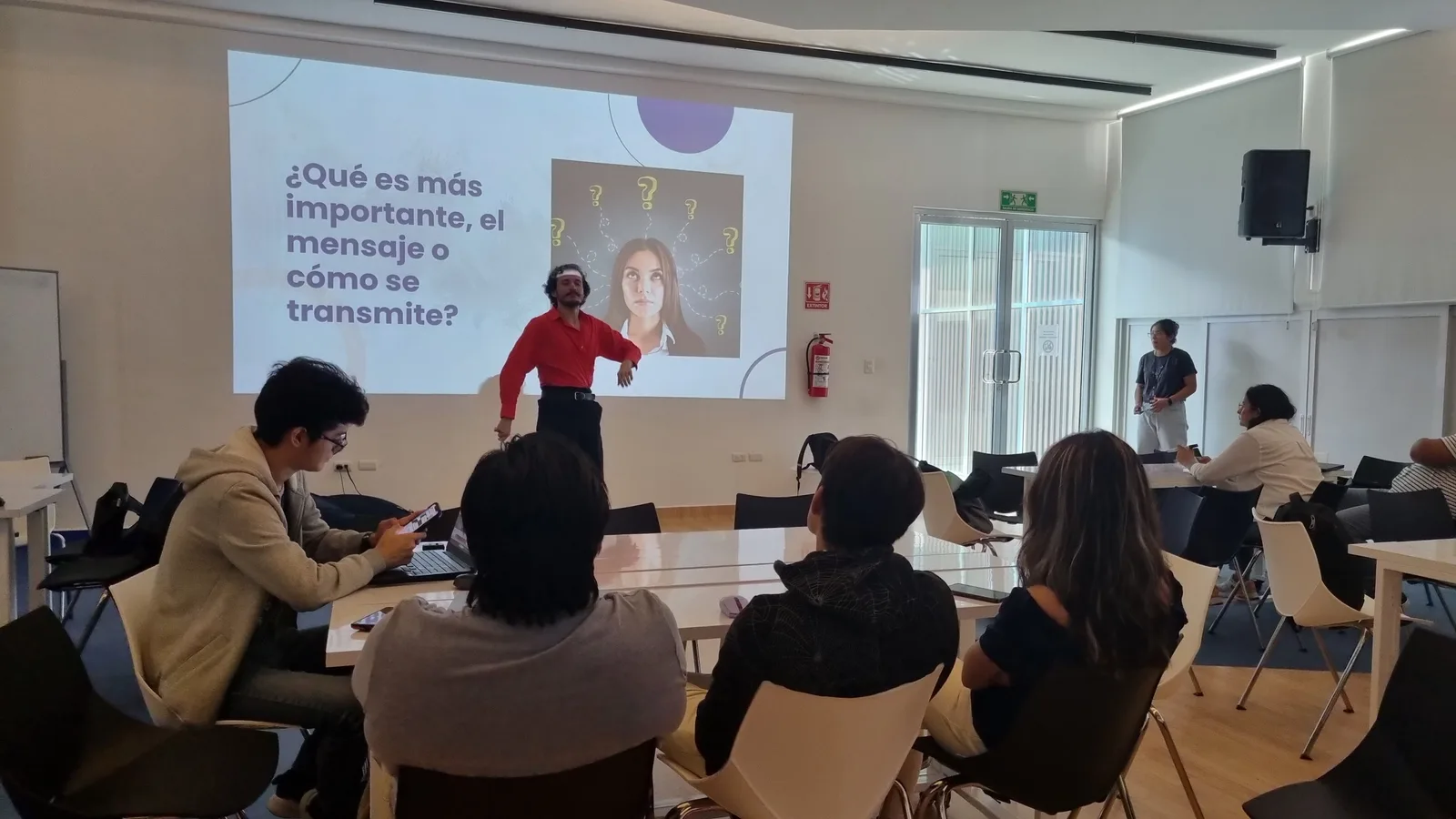 Diagrama: estrategia y operación conectadas por un sistema